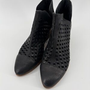 NWOT Vince Camuto Neeja Perforated Black Leather Ankle Boots Size‎ 7M